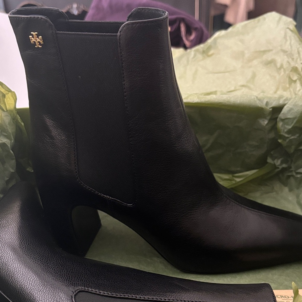 Tory Burch Black banana heel Leather Chelsea Booties with Gold Logo